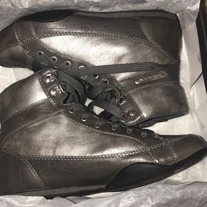 BAKERS WOMEN H BY HALSTON SNEAKERS WORN ONCE.